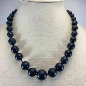 Beautiful Unsigned Matt Black Agate Gemstone Graduated Silver Tone Necklace